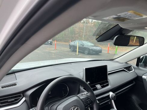 Used 2025 Toyota RAV4 XLE image 33