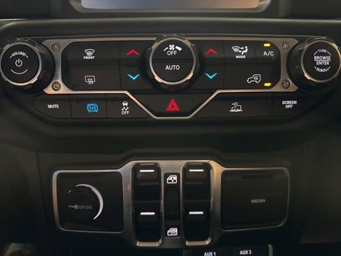 Used 2022 Jeep Wrangler Unlimited Sahara image 14