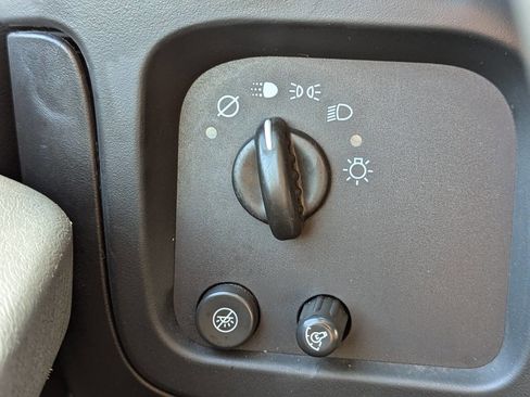 Used 2004 Chevrolet Express 1500 image 24