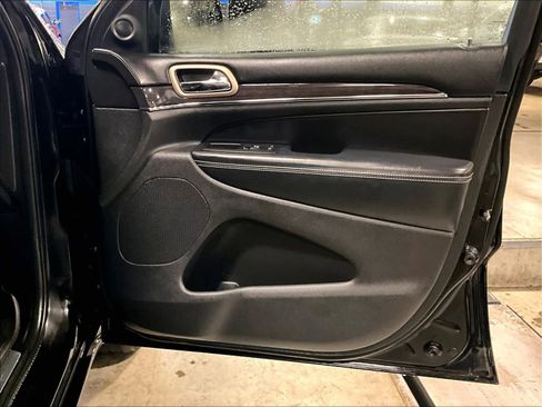 Used 2017 Jeep Grand Cherokee Overland image 12