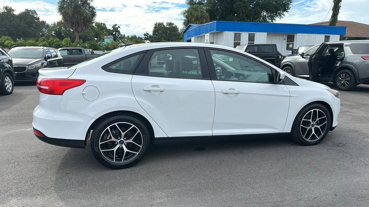 Used 2018 Ford Focus SE w/ SE Appearance Package FWD image 8