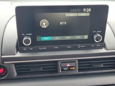 Used 2025 Honda Pilot Sport image 5