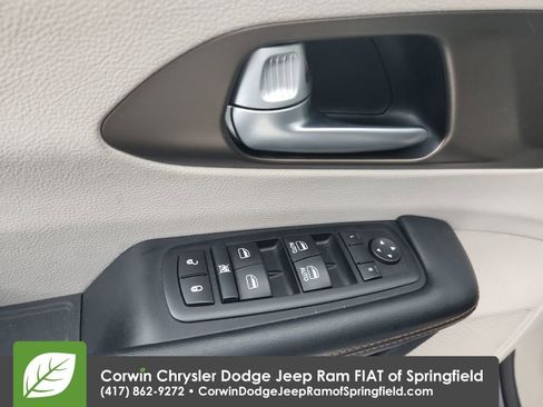 Used 2017 Chrysler Pacifica Touring-L image 21