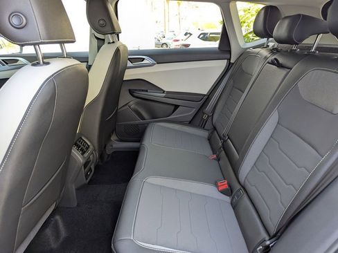 Certified 2025 Volkswagen Taos SE FWD image 17