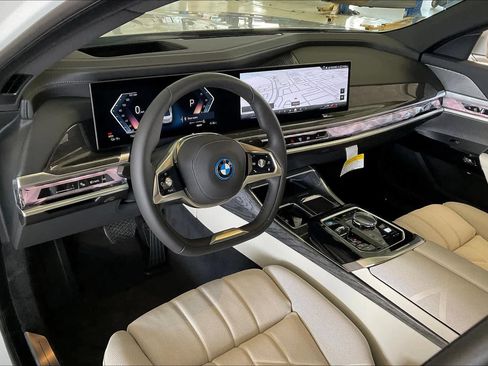 Used 2025 BMW i7 eDrive50 image 8