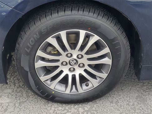 Used 2019 Toyota Sienna XLE image 4