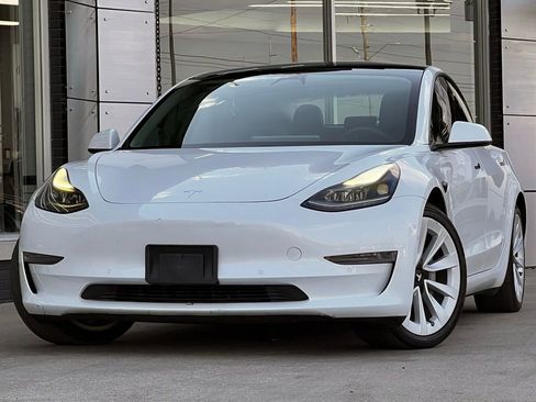 Used 2021 Tesla Model 3 Standard Range Plus image 1