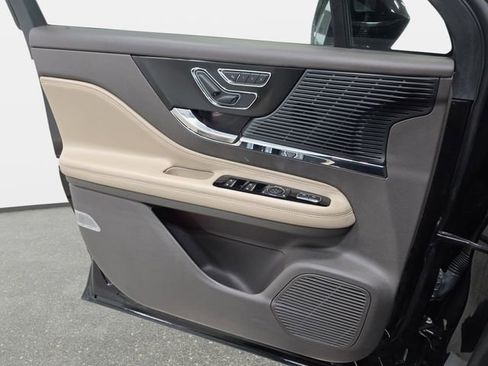 Used 2020 Lincoln Corsair AWD w/ Premium Package image 24