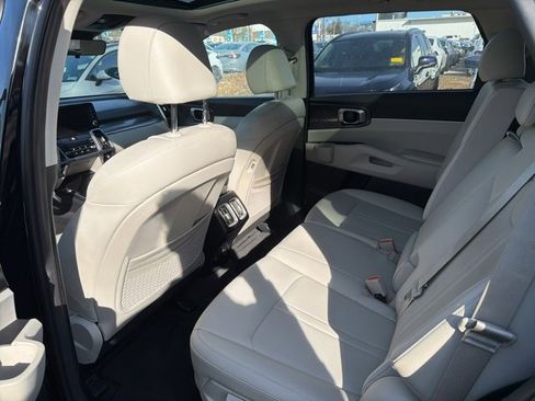 Used 2023 Kia Sorento S w/ Panoramic Sunroof Package image 10