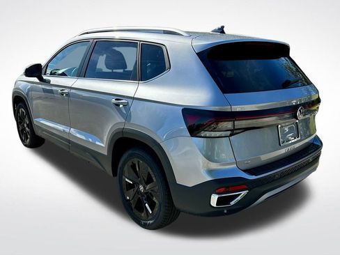 New 2026 Volkswagen Taos SE image 7