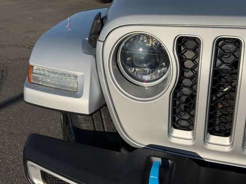 Used 2023 Jeep Wrangler Unlimited Sahara w/ Dual Top Group AWD/4WD image 5