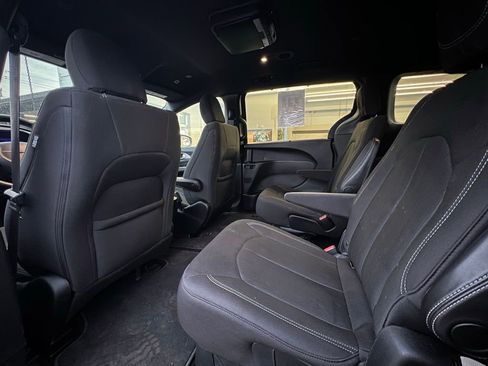 Used 2018 Chrysler Pacifica Touring Plus w/ S Appearance Package image 18