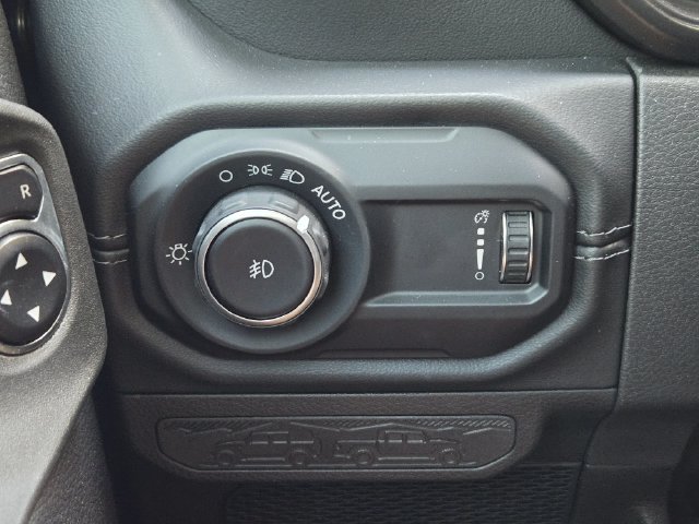 Certified 2024 Jeep Wrangler Unlimited Sahara w/ Technology Group AWD/4WD image 30