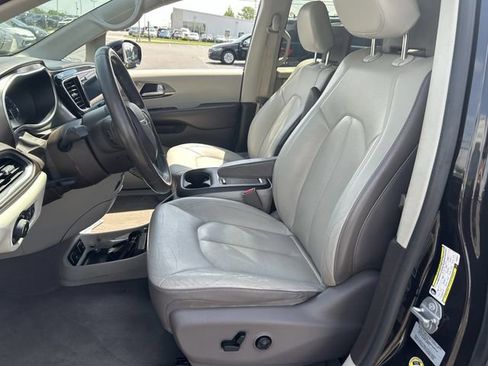 Used 2017 Chrysler Pacifica Touring-L Plus FWD image 24