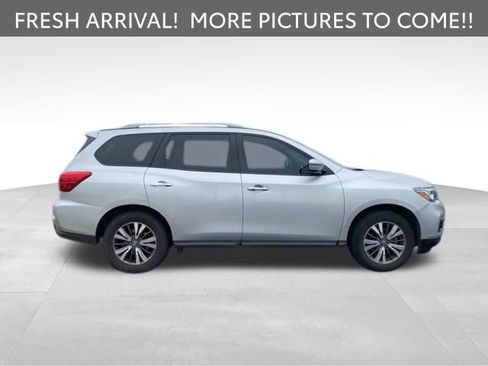 Used 2019 Nissan Pathfinder SV image 3