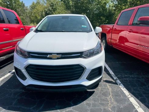 Used 2020 Chevrolet Trax LS w/ Fleet Convenience Package AWD/4WD image 3