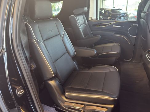 Certified 2022 Cadillac Escalade ESV Sport AWD/4WD image 19