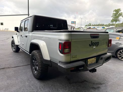Used 2023 Jeep Gladiator Sport AWD/4WD image 4