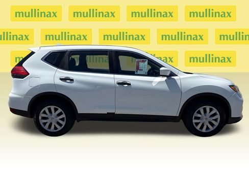 Used 2017 Nissan Rogue S image 2