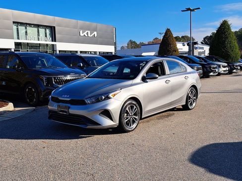Used 2023 Kia Forte LXS image 2