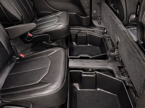 Used 2023 Chrysler Pacifica Touring-L w/ Uconnect Theater Family Group image 20