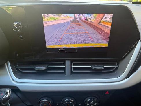 Used 2024 Chevrolet Trax RS w/ Sunroof Package image 8