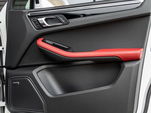 Certified 2025 Porsche Macan image 40