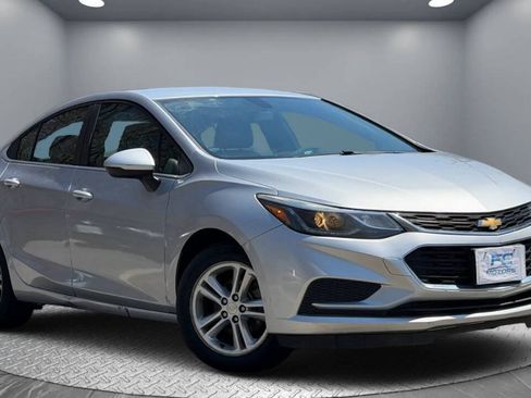 Used 2018 Chevrolet Cruze LT FWD image 1
