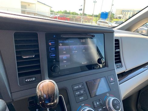Used 2017 Toyota Sienna XLE Premium AWD/4WD image 25