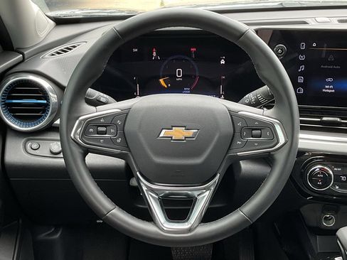 Used 2025 Chevrolet Trax LT w/ LT Convenience Package image 20