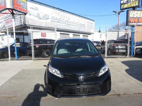 Used 2020 Toyota Sienna L image 6