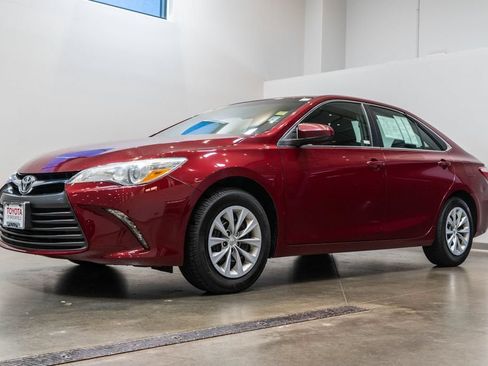 Used 2015 Toyota Camry LE FWD image 3