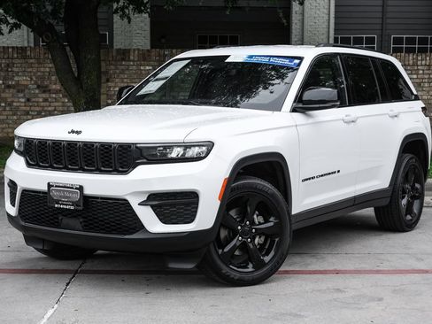 Used 2023 Jeep Grand Cherokee Altitude AWD/4WD image 11