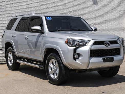 Used 2017 Toyota 4Runner SR5 AWD/4WD image 5