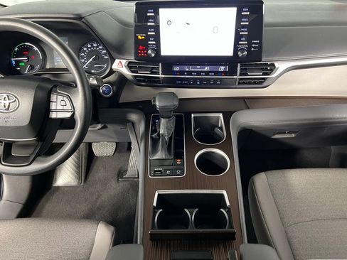 Used 2024 Toyota Sienna LE image 17