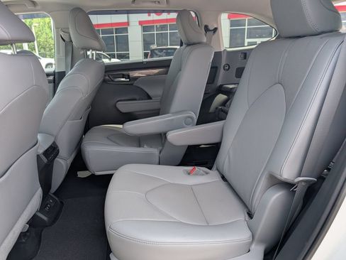 Used 2021 Toyota Highlander Limited FWD image 29