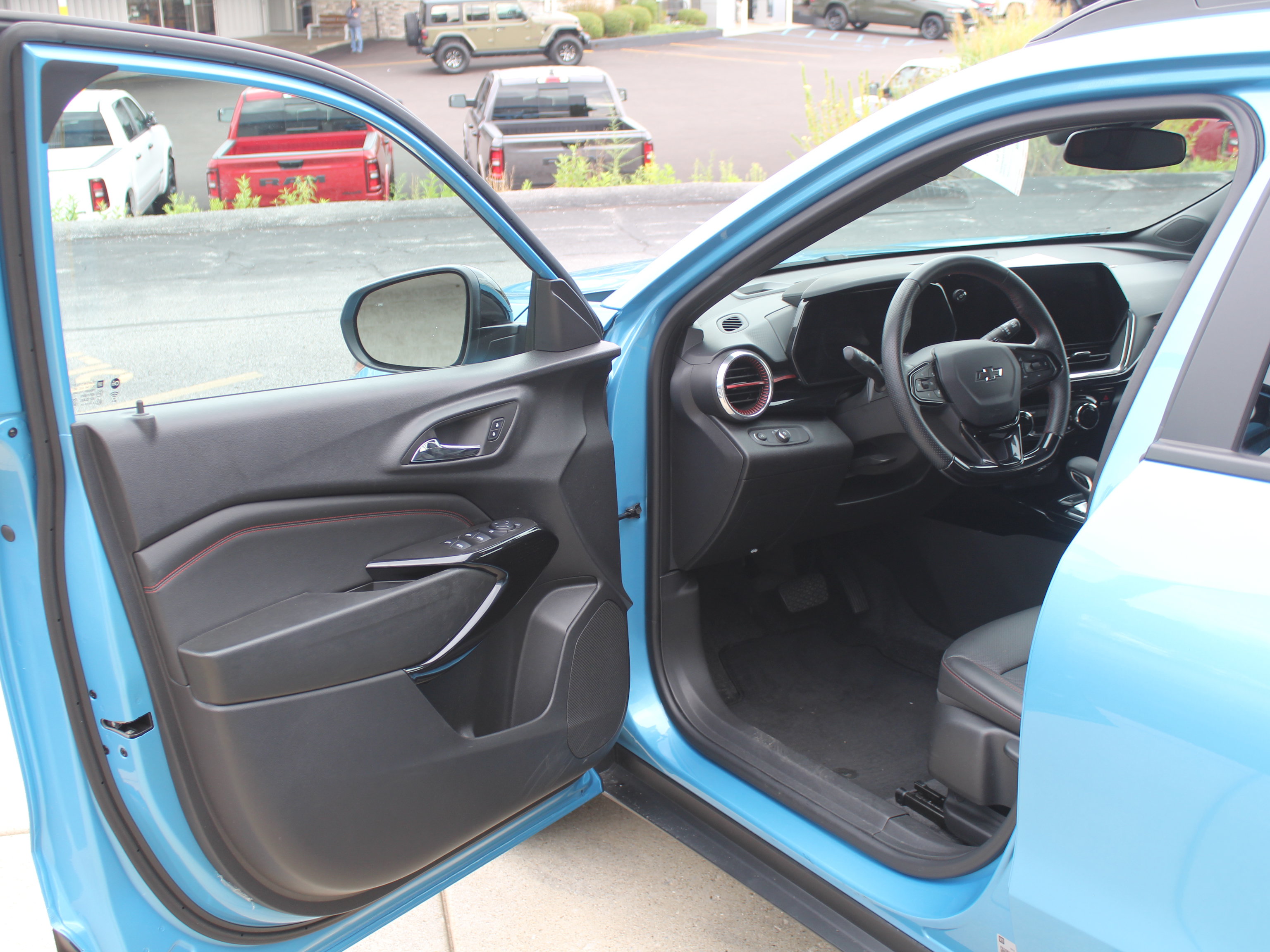 Used 2025 Chevrolet Trax RS w/ Driver Confidence Package FWD image 12