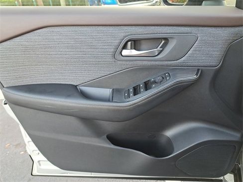 Used 2023 Nissan Rogue SV image 20