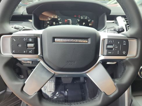 Used 2025 Land Rover Discovery S image 18