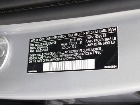 Used 2025 Volvo XC40 B5 Plus image 22