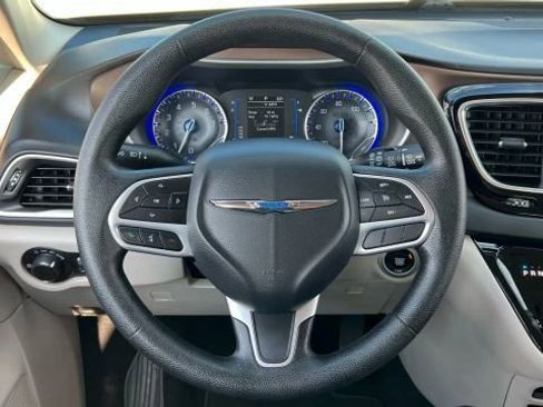 Used 2020 Chrysler Voyager Lxi image 30