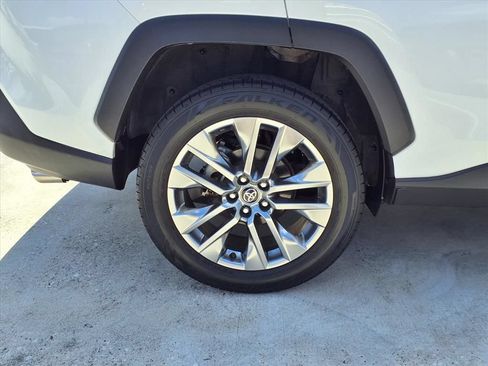 Used 2020 Toyota RAV4 XLE Premium FWD image 11