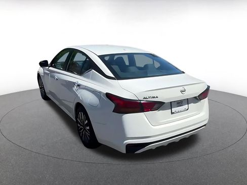 Used 2025 Nissan Altima 2.5 SV FWD image 14