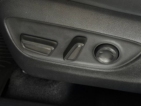 Used 2024 Toyota Highlander XLE FWD image 32