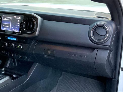Used 2022 Toyota Tacoma TRD Off-Road image 18