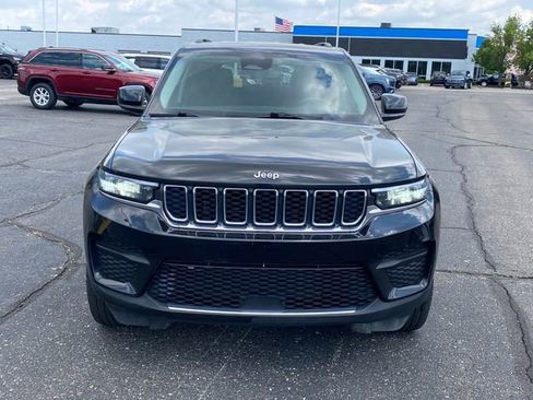 Used 2023 Jeep Grand Cherokee Laredo AWD/4WD image 2