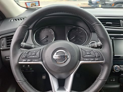 Used 2018 Nissan Rogue SV AWD/4WD image 18