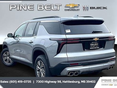 Used 2024 Chevrolet Traverse LT image 2