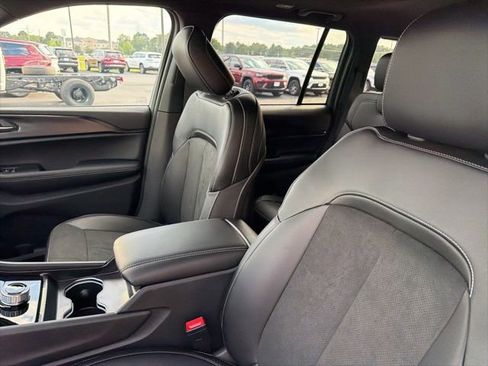 New 2025 Jeep Grand Cherokee Altitude image 10