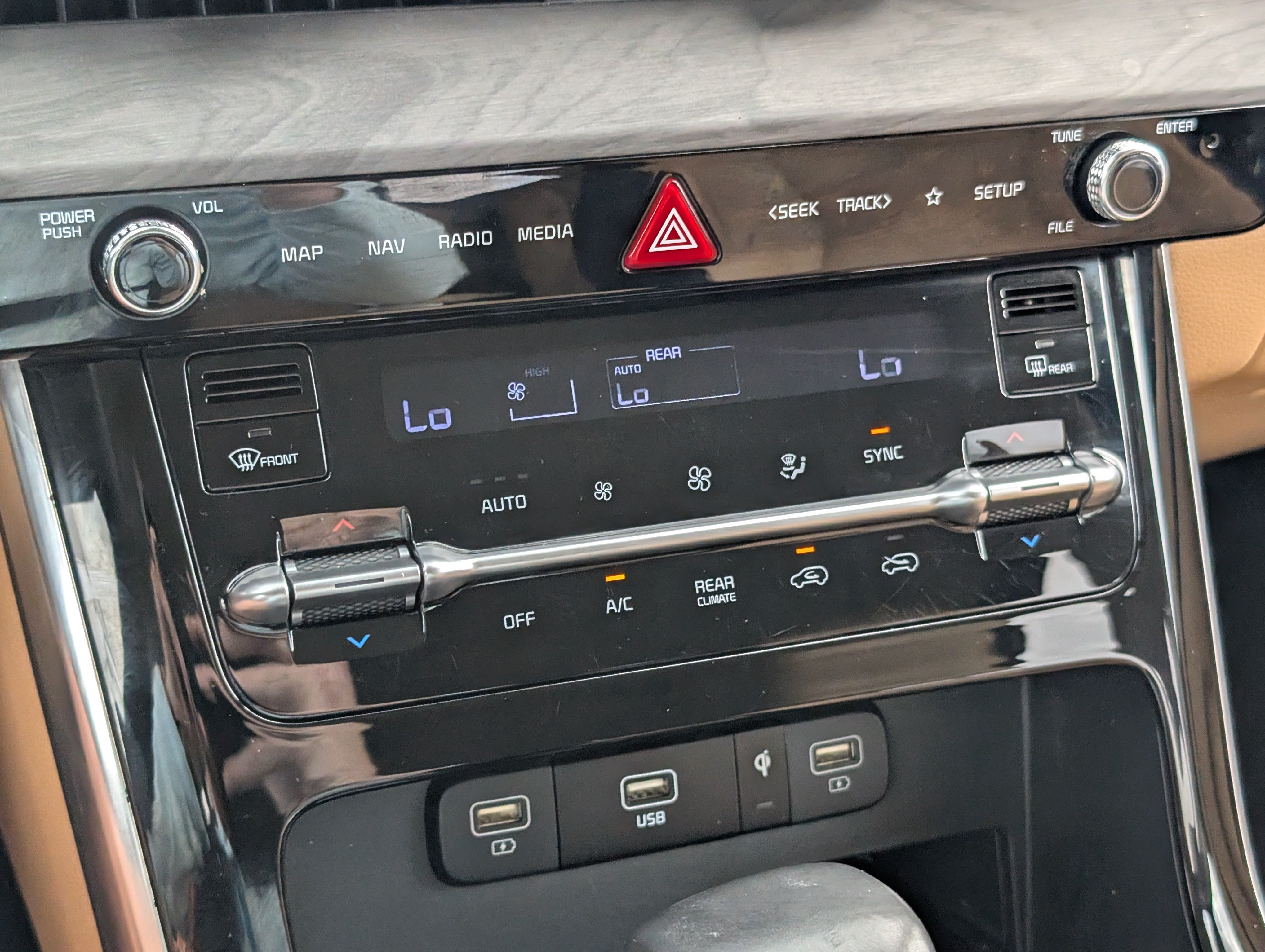 Used 2024 Kia Carnival EX FWD image 26